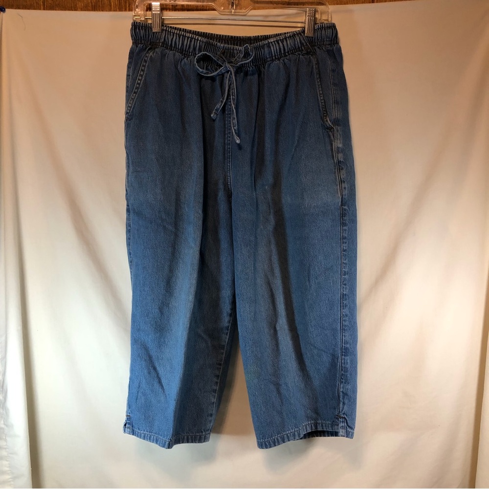 Erika & Co. Woman’s pull on capri blue jeans ties in front w/ pockets L